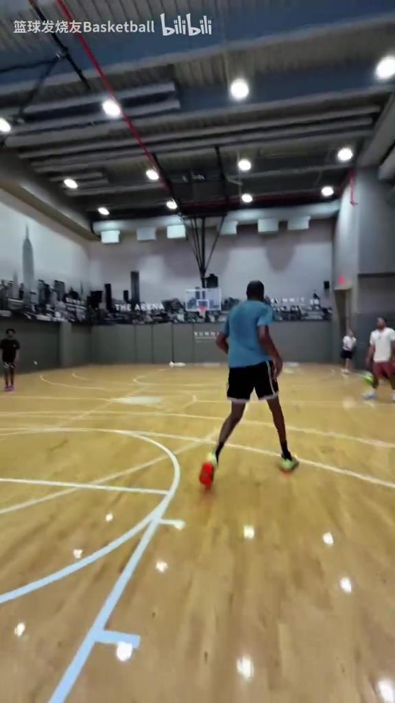 这手投篮真是功力不减！看KD的训练简直是一种享受！