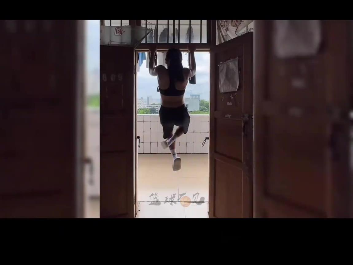 身高156cm，60kg杠铃高翻能做5个！小镇女孩如何能让央媒排队转发