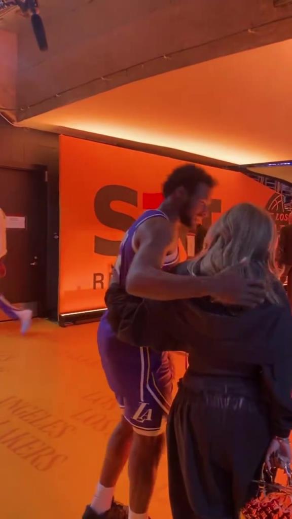 湖人119比132马刺止步八强，詹姆斯老婆在通道等候布朗尼和詹姆斯