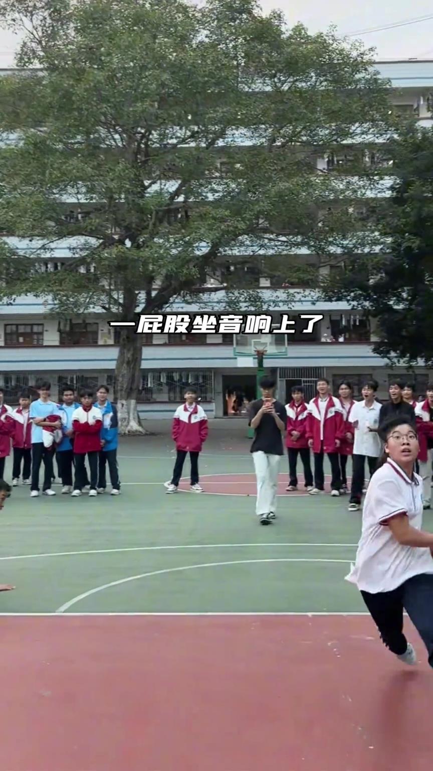 天赋异禀好苗子！吧友们你身边哥们球场1v1能打赢她不？