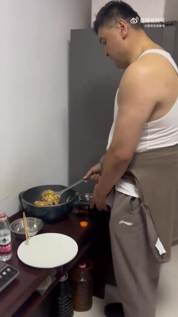 在战神刘玉栋面前，感觉这些锅碗瓢盆都小了一号