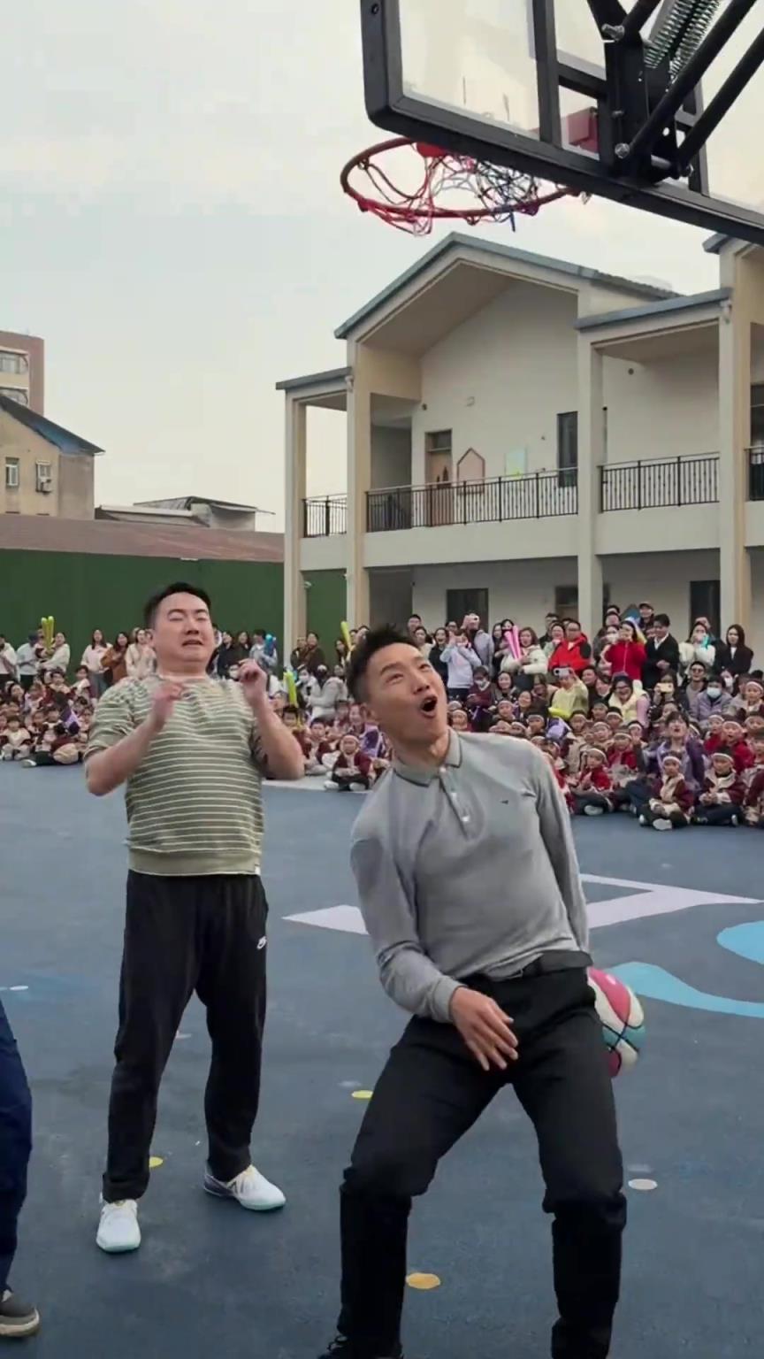 那天幼儿园的所有妈妈都在看我...