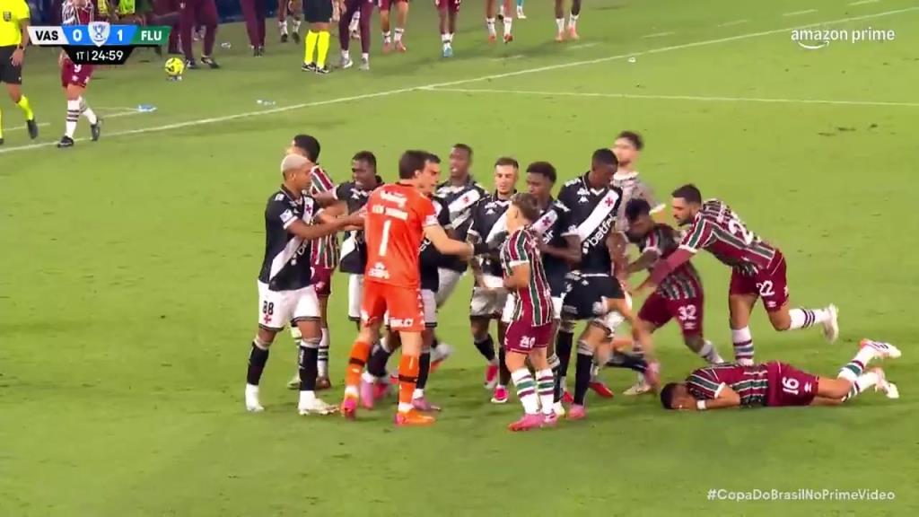 巴西杯赛场球员冲突混战一团！主裁判硬是一张牌也没有掏！