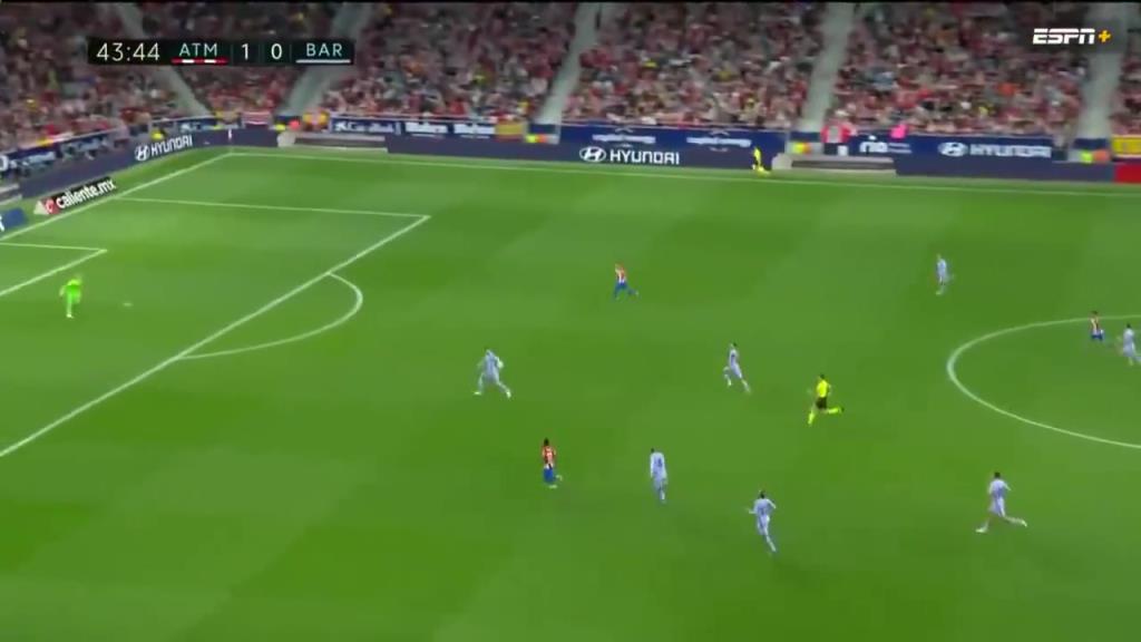 手刃旧主！名场面：苏亚雷斯冷静调整攻破巴萨球门！