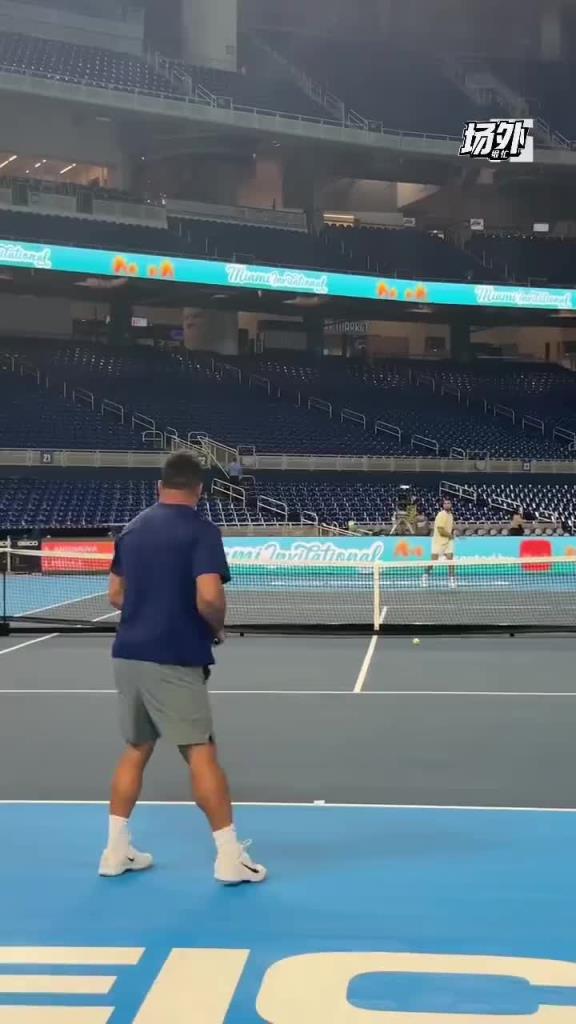 有点东西！和阿尔卡拉斯对打网球的胖子是谁？