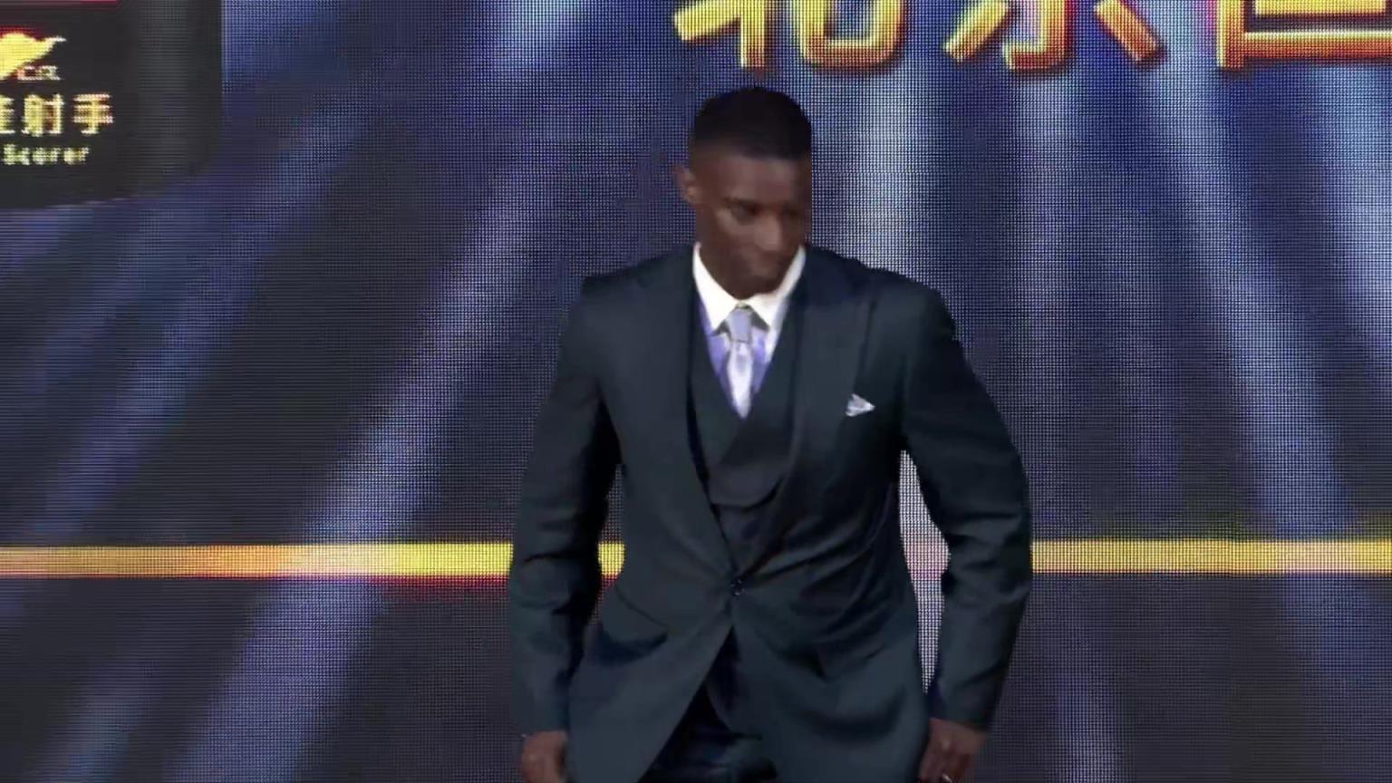 30场28球！国安外援法比奥获得2025赛季中超金靴