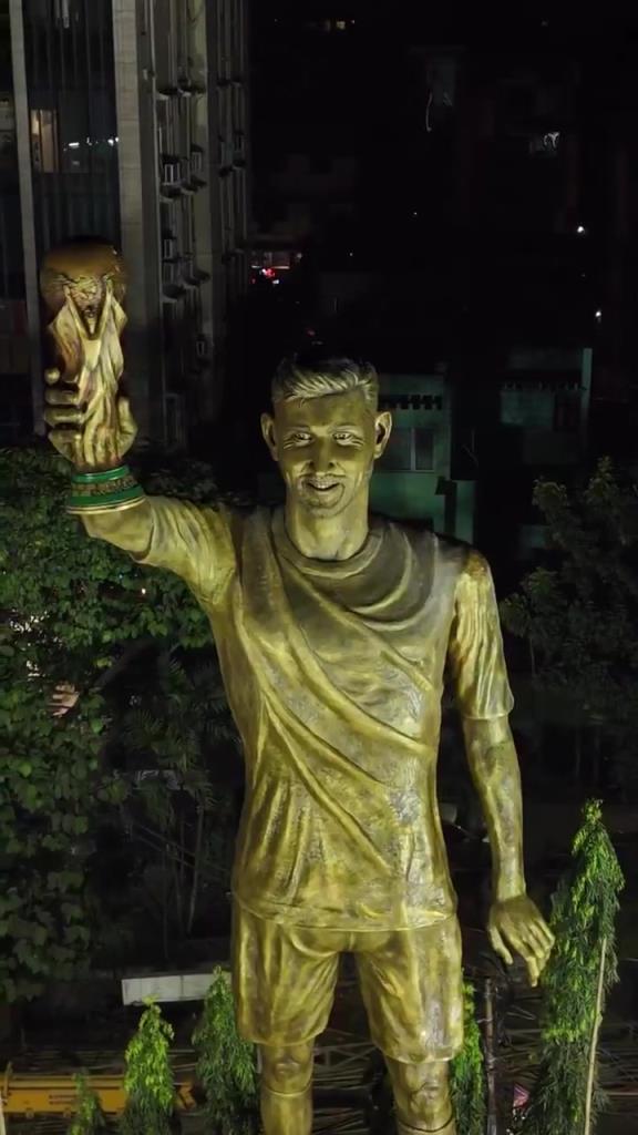 在印度加尔各答，一座70英尺高的梅西雕像拔地而起