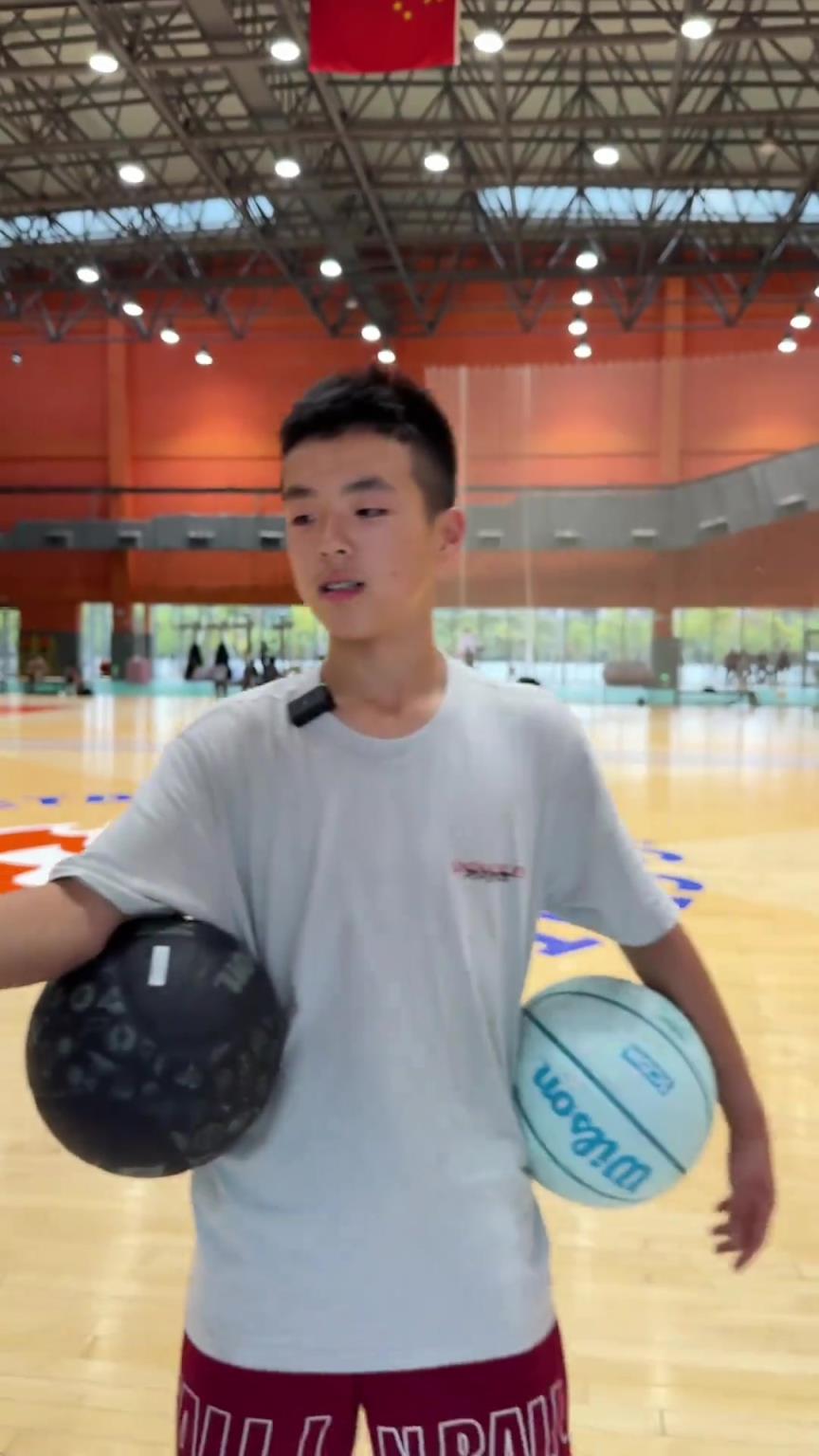 试了一下艾伦哥的这套运球，一个礼拜不够啊，还得练...