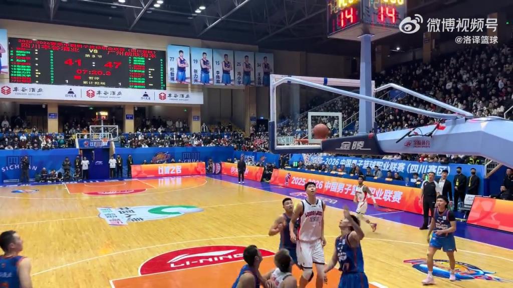 久违的大侄子！郭艾伦上篮后激动对着裁判输出，随后吃到一个T！