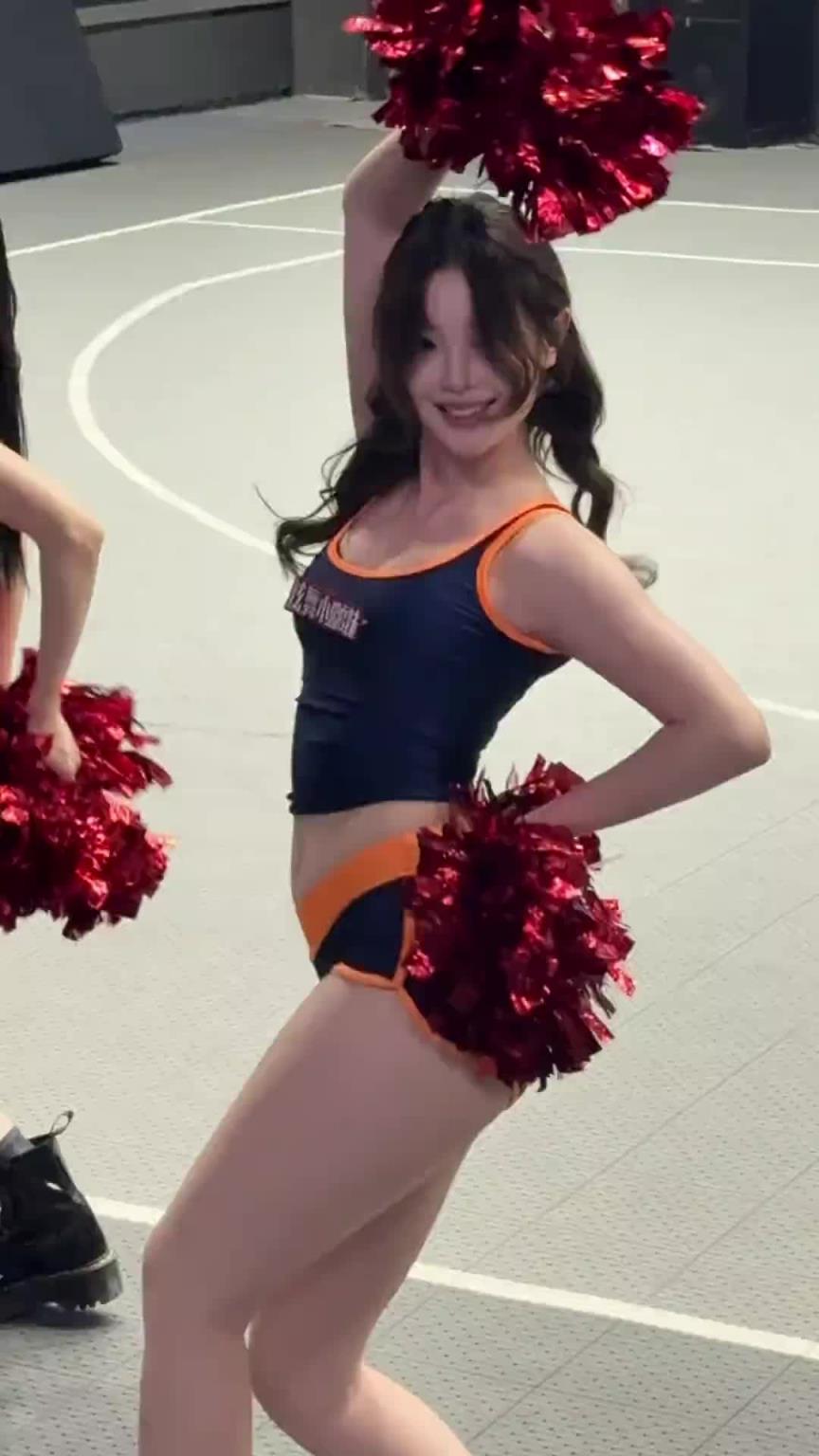 真得现场支持吧广州龙狮啦啦队热舞，这颜值身材太顶了~