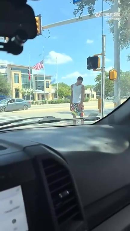 此前路人开车在马路上偶遇文班亚马，静态天赋太炸了