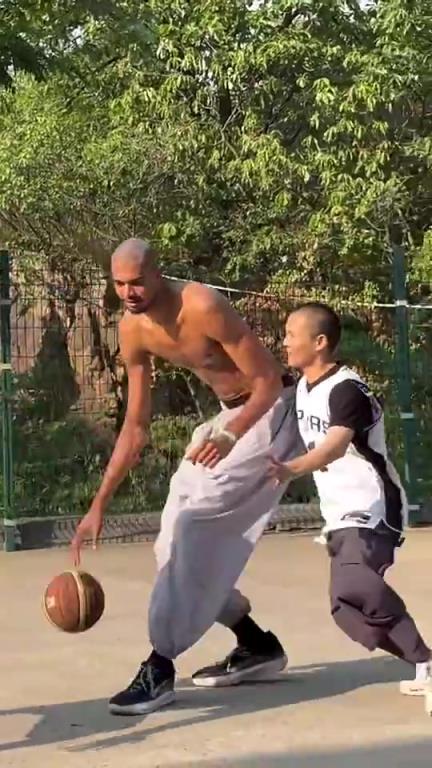 文班亚马休赛期赤膊上身在少林寺打球，这身体谁看了不震撼？