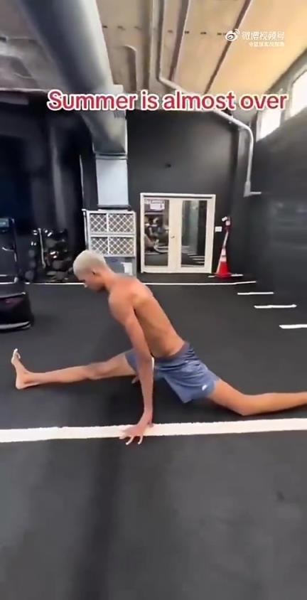 看到文班亚马劈叉那一刻真的惊呆了，这可是和姚明一样高的人啊！