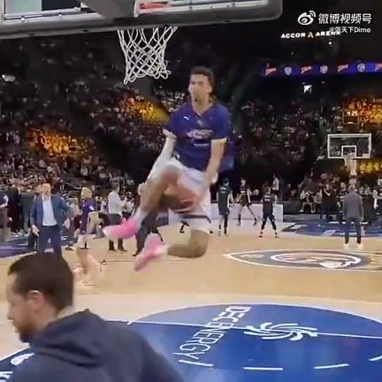 恐怖！2米24文班亚马能轻松胯下换手空接暴扣！还是自抛自扣！