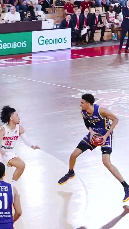 文班亚马这天赋真让人惊掉下巴！投完三分，还能直接冲进去补扣！