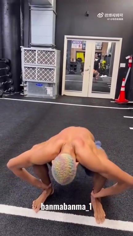 文班亚马恐怖如斯！2米26的身高，还具备这样的柔韧性！