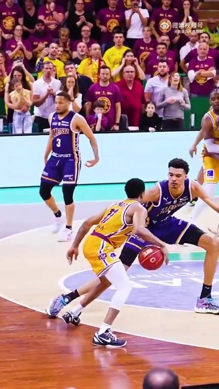 身高差距过于悬殊！没想到文班亚马也有这么被军训的时候