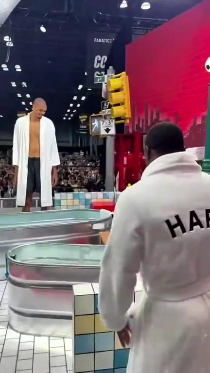 文班亚马此前参加节目！特制的冰桶比喜剧演员哈特的还长一倍