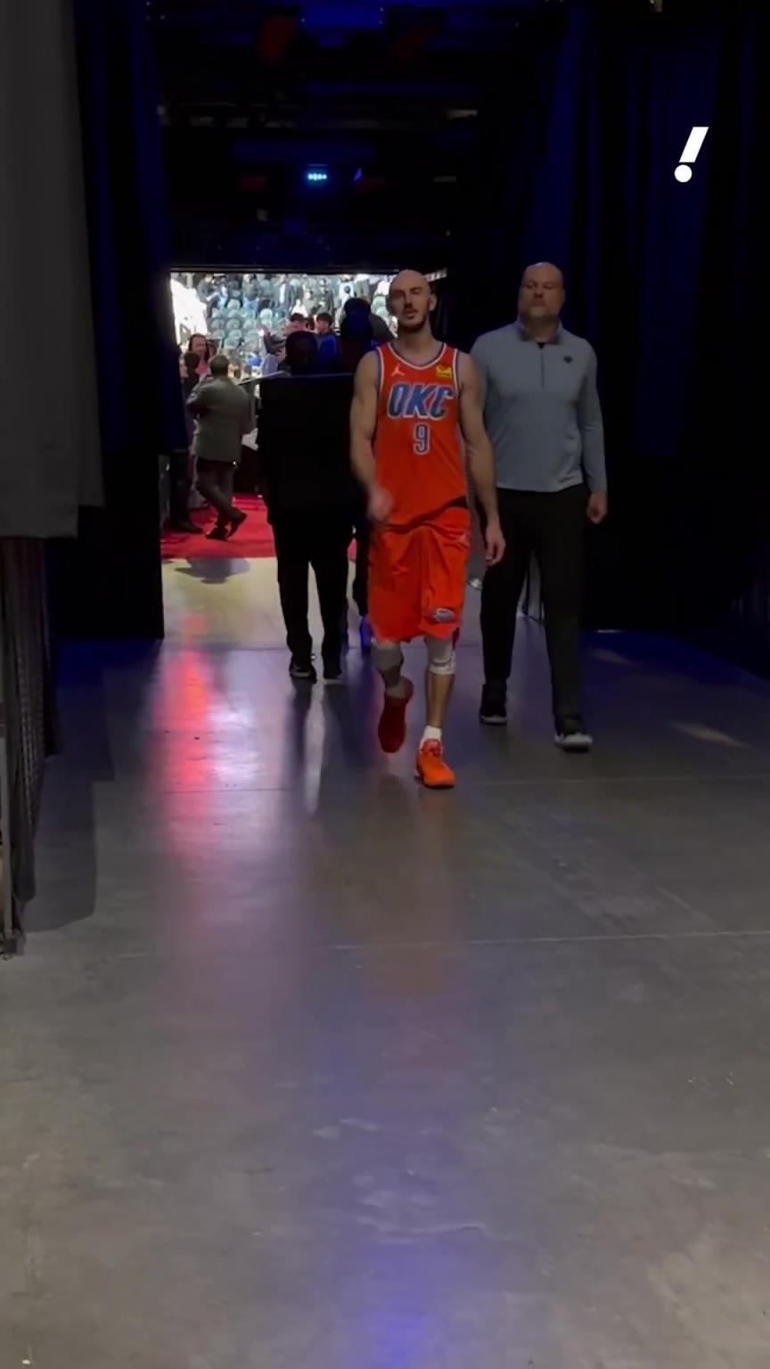 感到懊悔！卡鲁索赛后走入球员通道，嘴里不停地爆粗