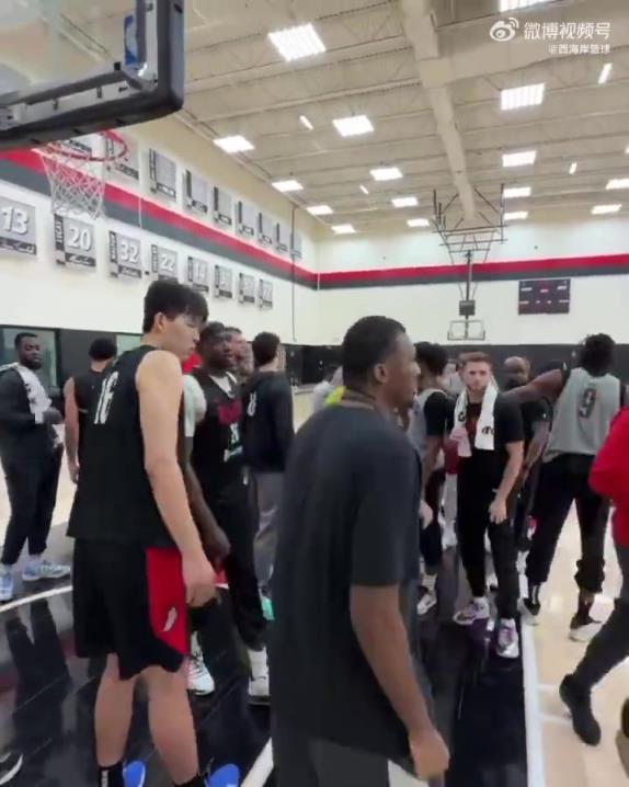 状态如何？开拓者全队训练！杨瀚森出镜接球背打~