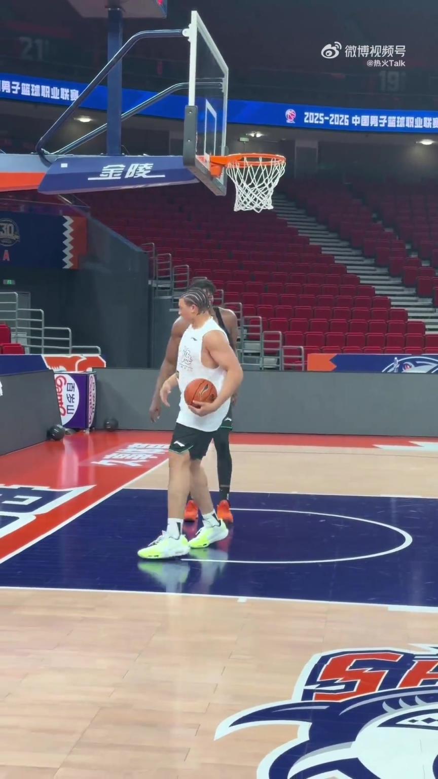 上海男篮单挑局，白边与洛夫顿1v1，感觉白边还是很容易吃晃