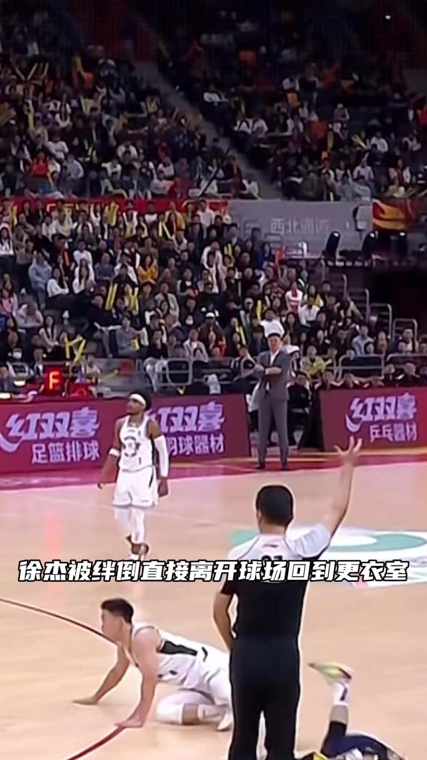 这动作危险！邬挺嘉劈叉投篮将扑防的徐杰绊出场外，裁判未吹违体