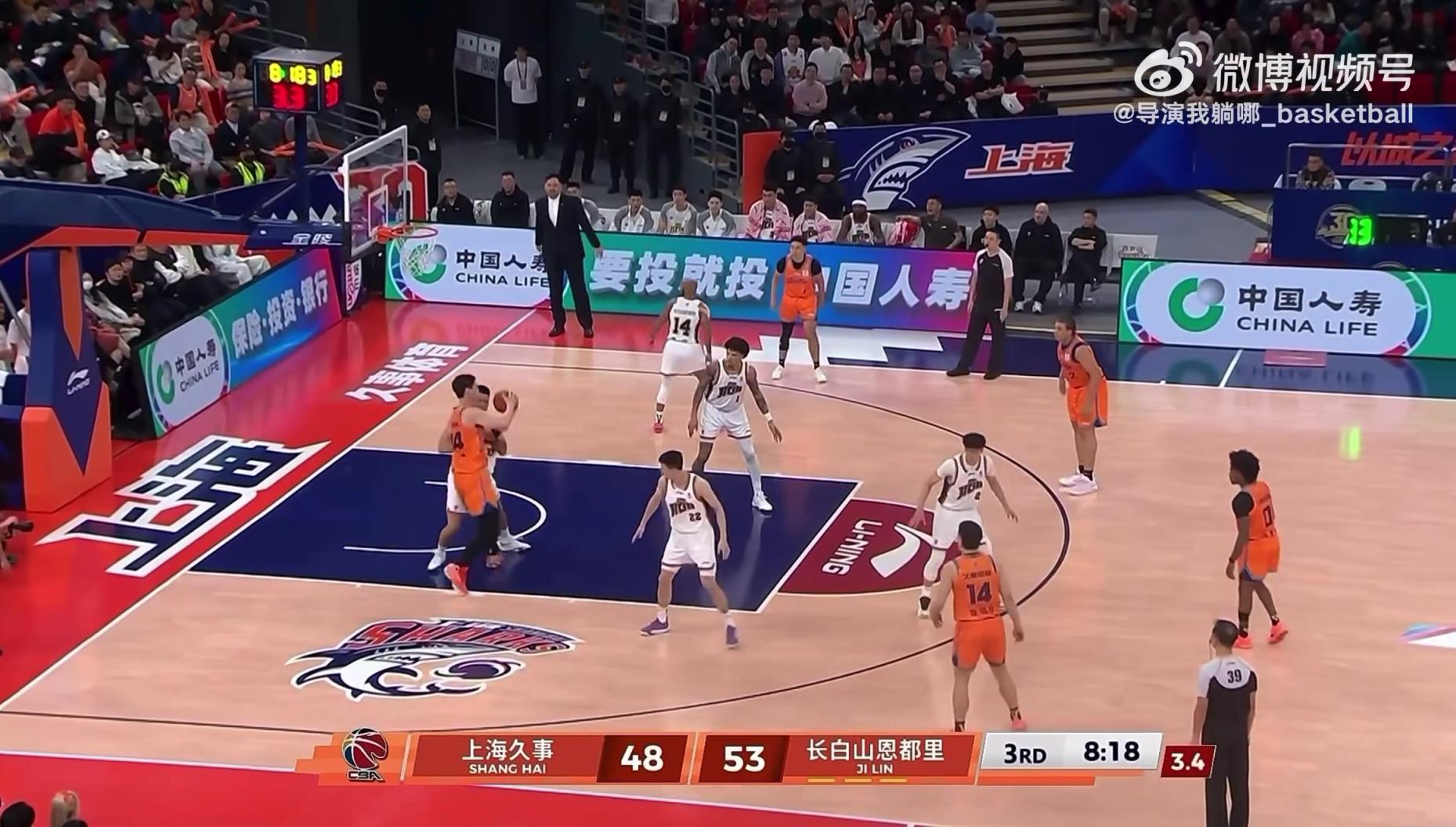 王哲林低位接球欲背打曾繁日，感觉有点顶不太动啊