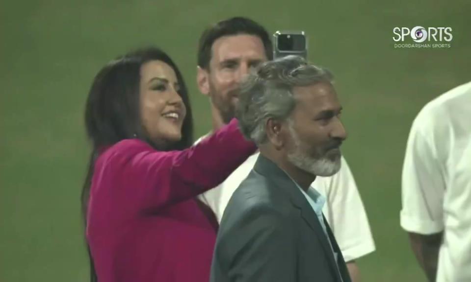 印度的阿姨们纷纷和梅西合影