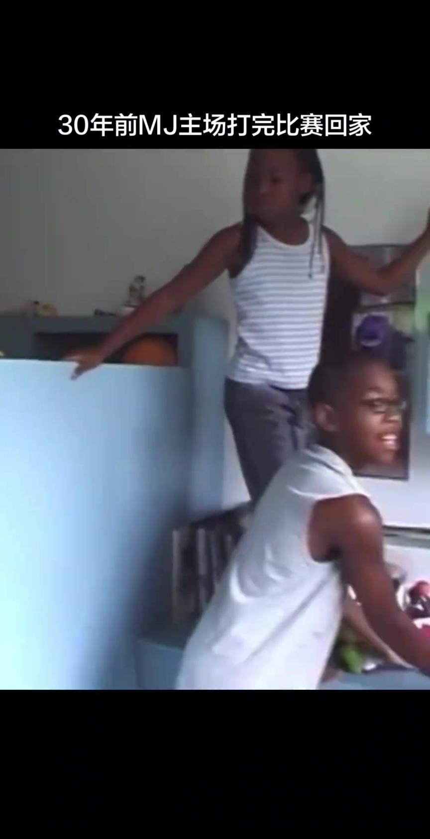 30年前主场打完比赛的MJ ！
