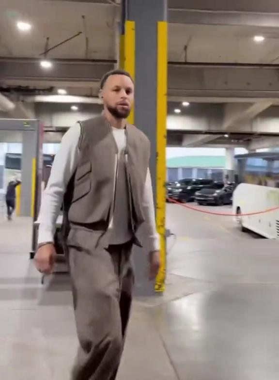 勇士客场开拓者，库里抵达球馆状态轻松