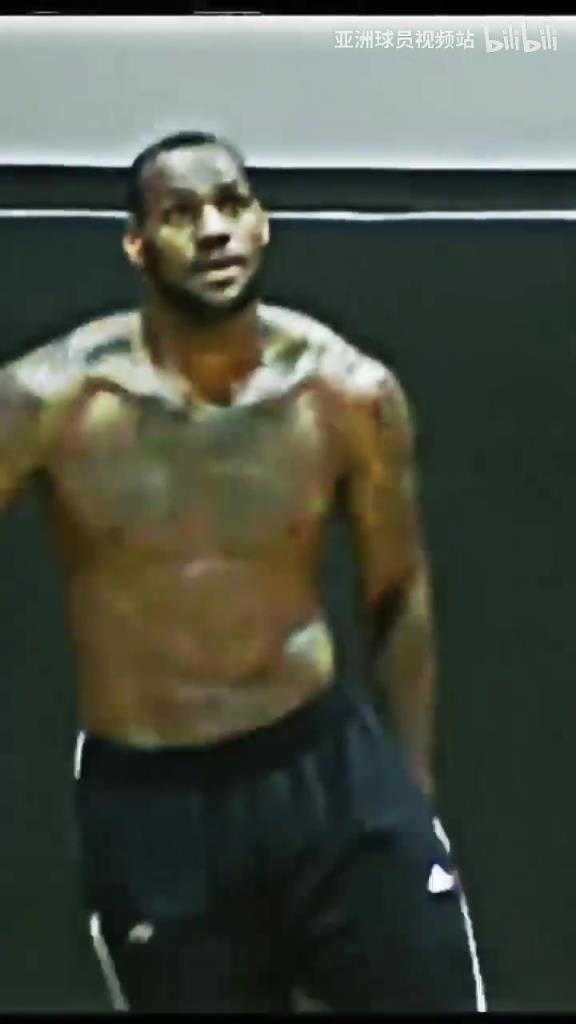 重型前锋的极致身体？热火时期的詹姆斯身体素质太炸裂了！