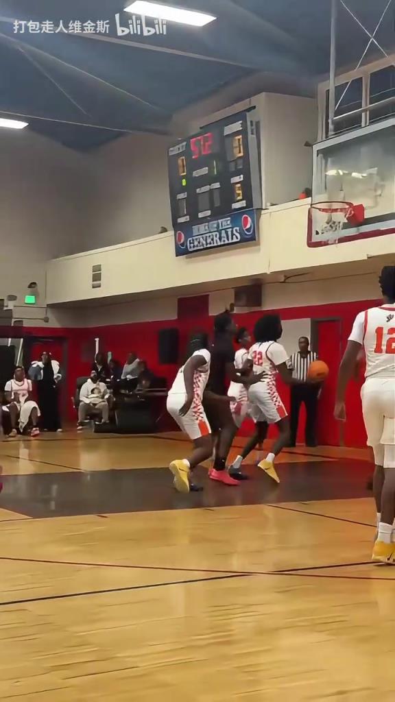 历史上最奇怪的罚球姿势之一！歪把子转体罚球？