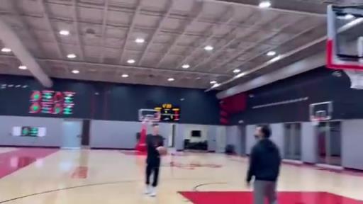 秘密武器？亚当斯底角三分12中10！发力还挺流畅的！