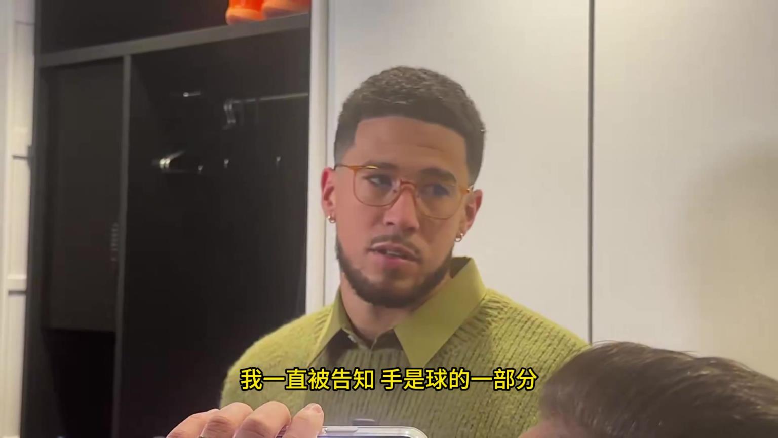 布克谈最后时刻对詹姆斯犯规：我一直以为那是球手一体，但詹姆斯对狄龙的犯规也没吹