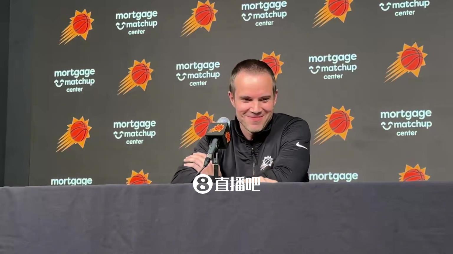 无奈？太阳主帅赛后被问詹姆斯最后时刻造犯规三罚，直接笑出来了