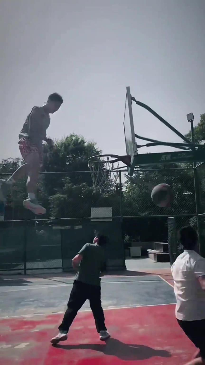 搞得我看了好几次才看清他怎么跳这么高！