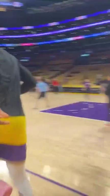 此前名场面：詹姆斯热身又从狄龙身旁跑过去！随后投了一个超级离谱的三分