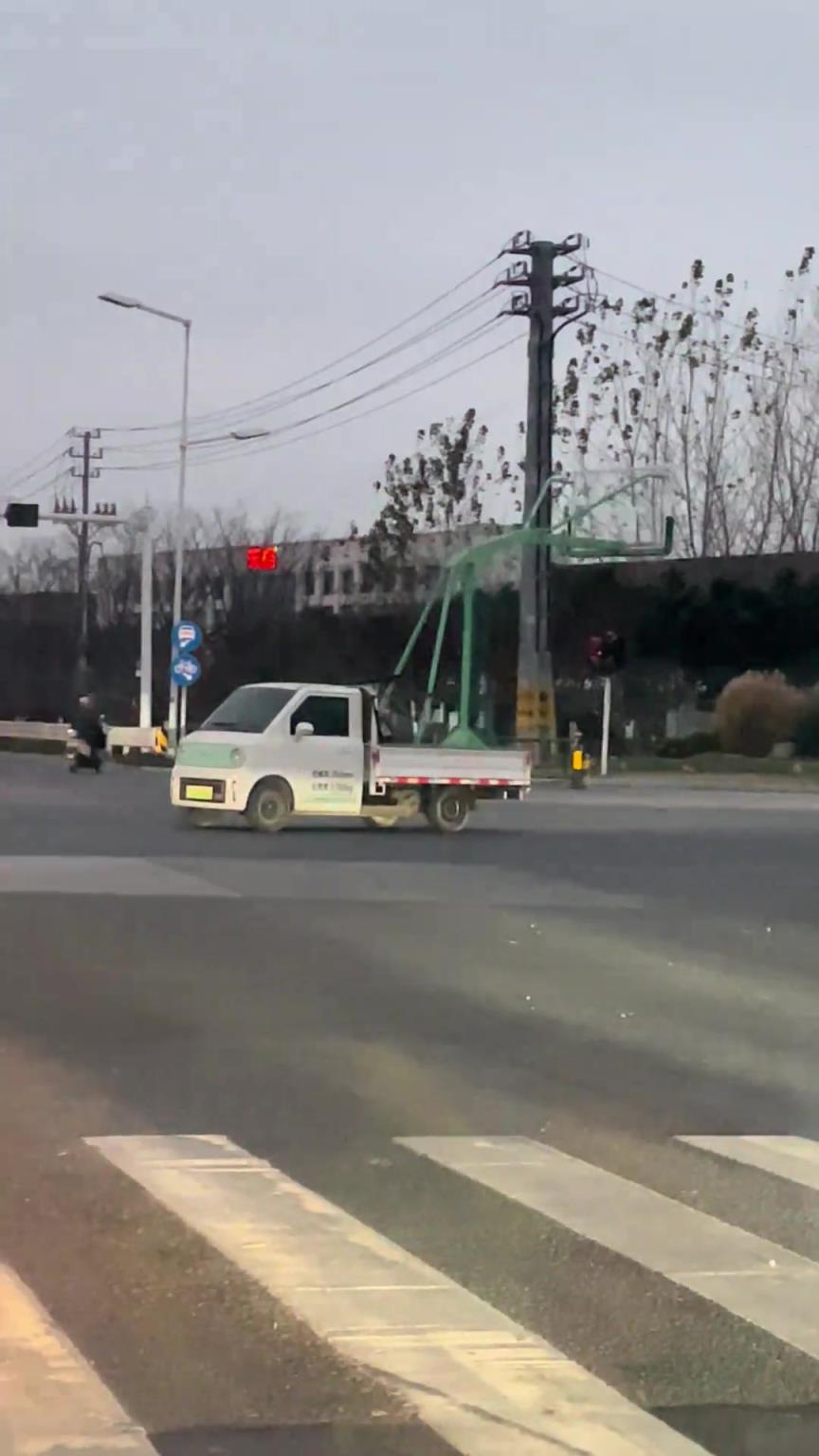 打篮球吗？球框我带了...