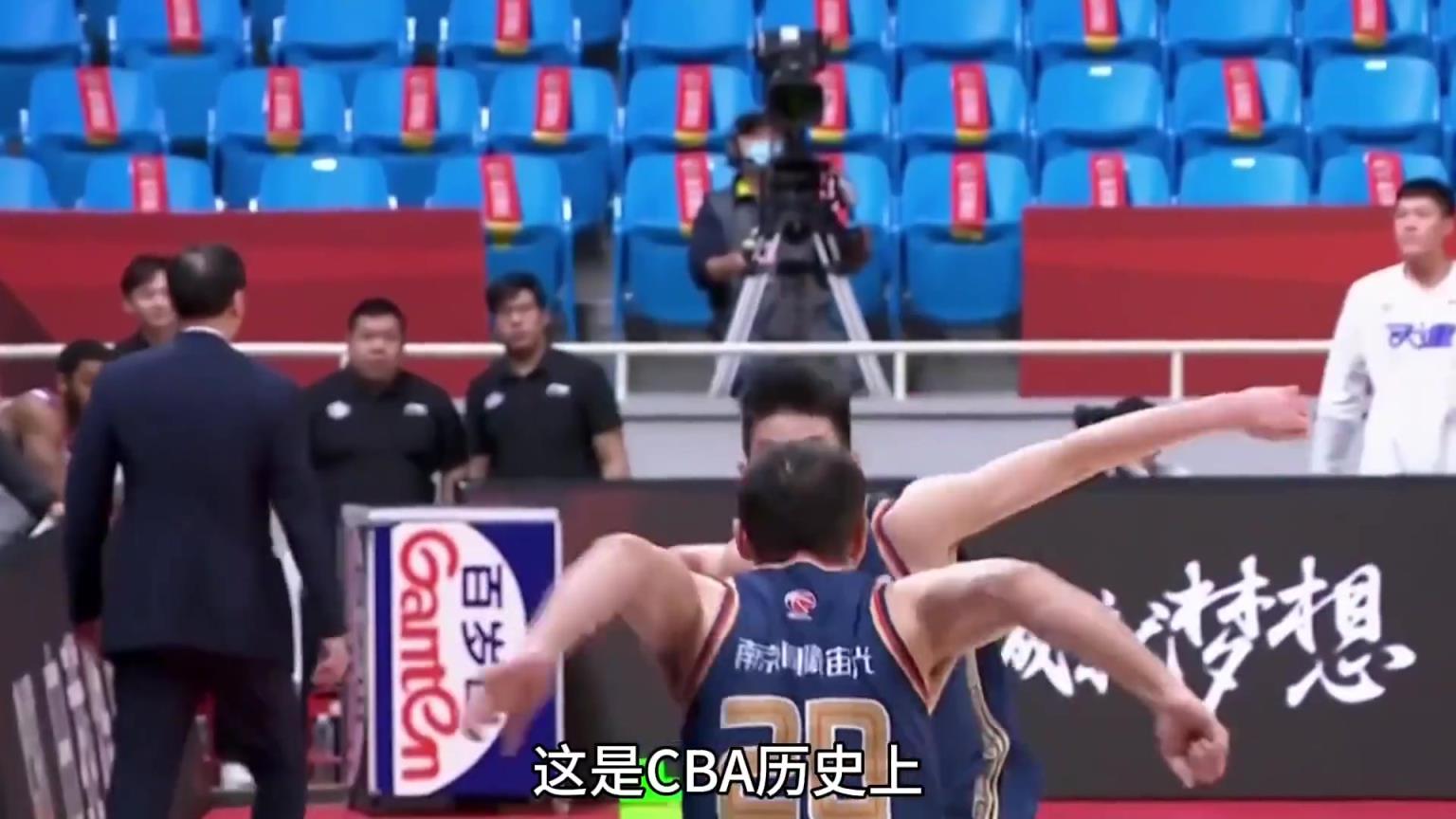 西热力江是如何走上主教练之路的？一切要从那通电话说起...