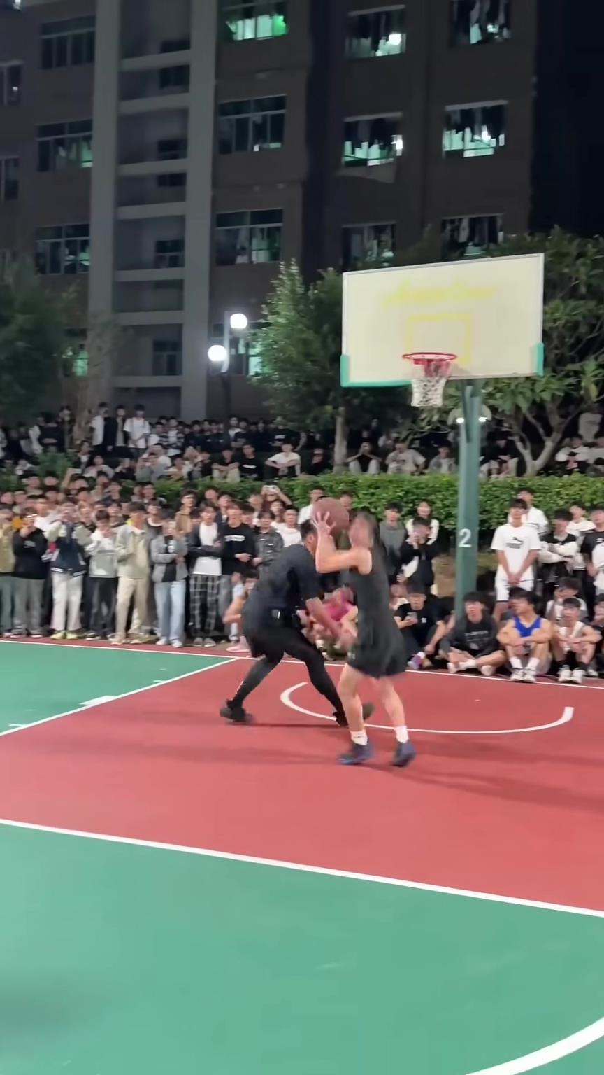 卧槽，这球技简直秀翻天啊！在校园球场遇到了国产女欧文