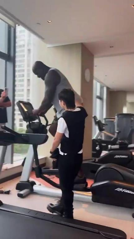 演的？张伟丽碰面奥尼尔，给了奥胖一拳！奥胖痛的直捂肚子