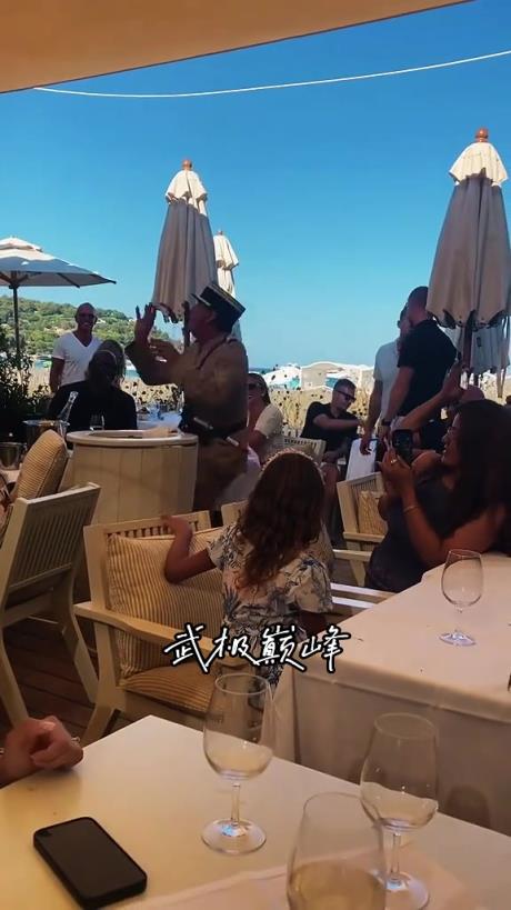 “在篮球之神面前展示球技～保安大叔这波操作逗乐迈克尔乔丹”