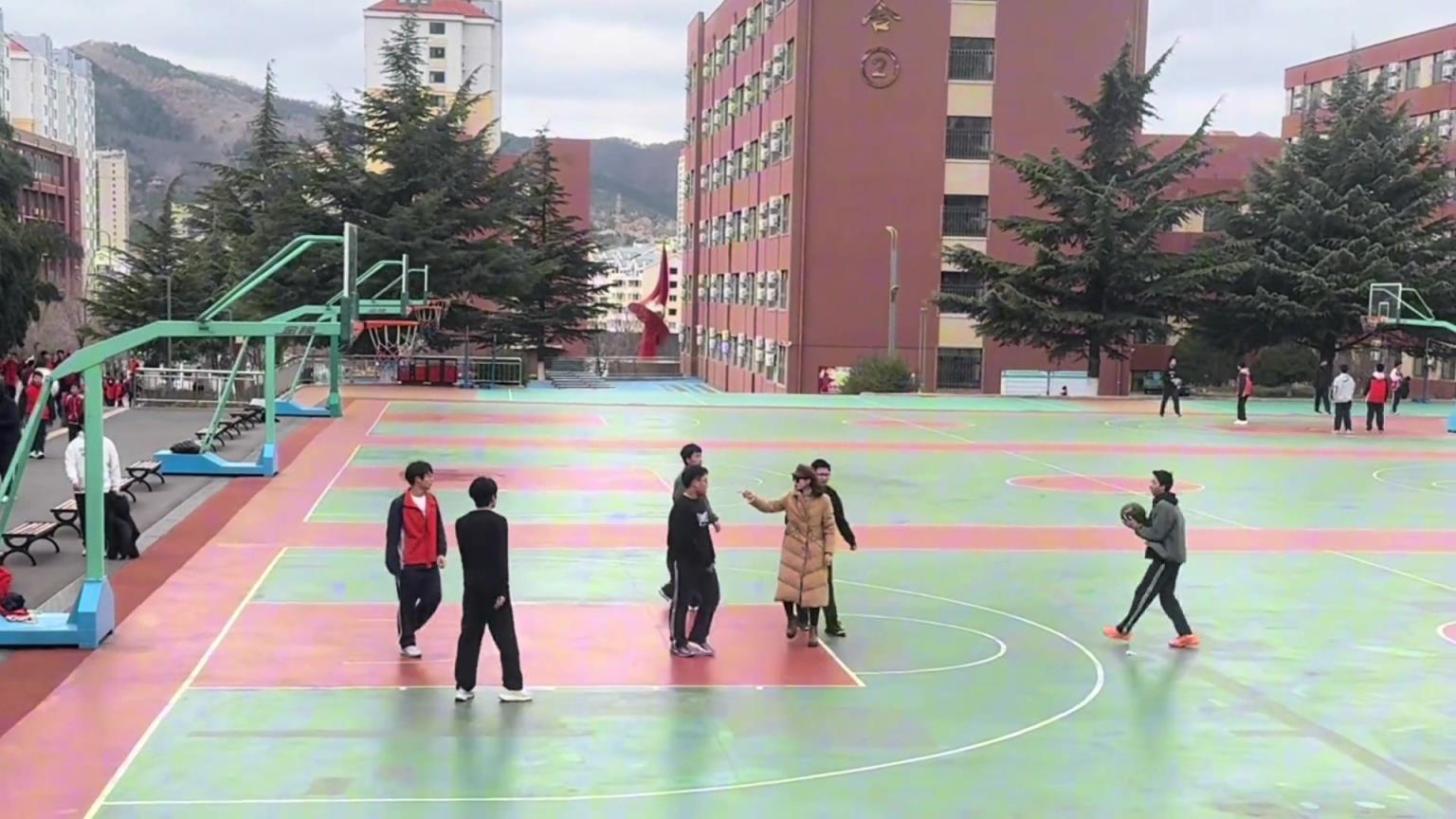 谁说体育课枯燥乏味！看我们的美女体育老师 篮球课边讲解边示范