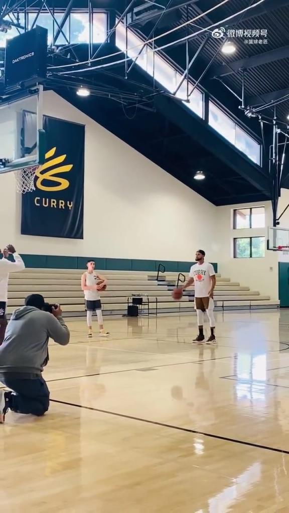 出神入化了已经！库里这逆天左手训练罚球方式挺难的！