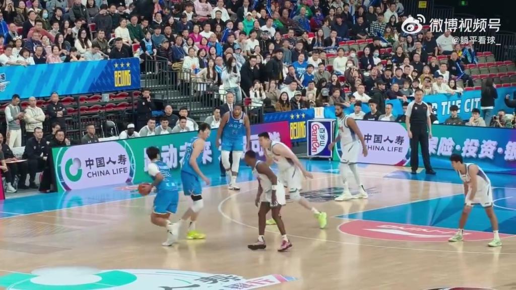 就是这么不讲理！赵睿外线单打，借周琦掩护直接飚进超远三分！