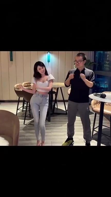 徐静雨此前跟网红蛋宝挑战APT舞蹈，这跳的什么水平？