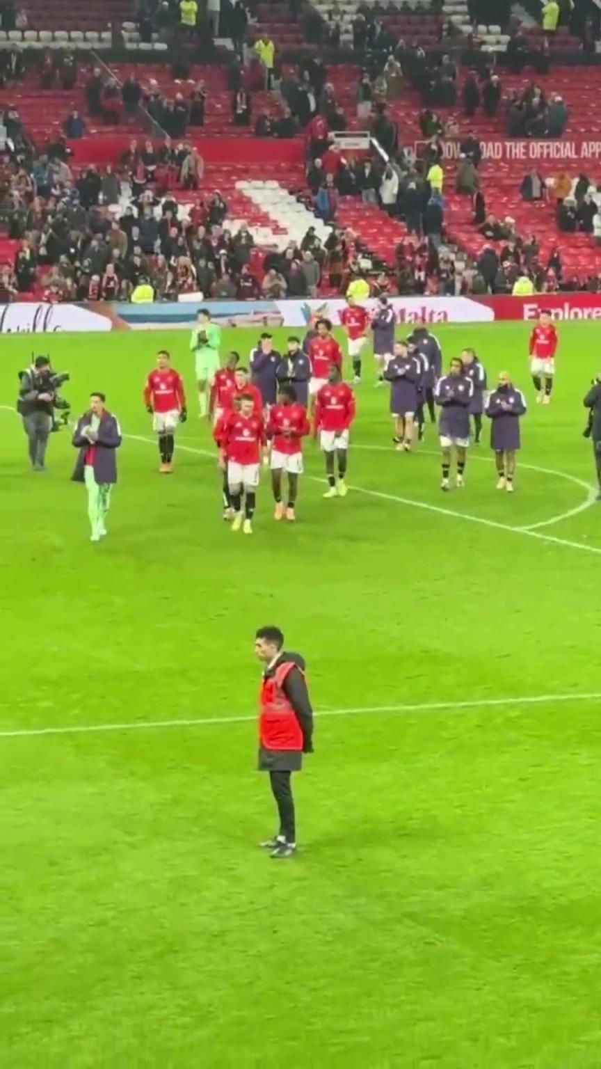 曼联球员在老特拉福德球场离场时，全场球迷报以热烈的掌声！