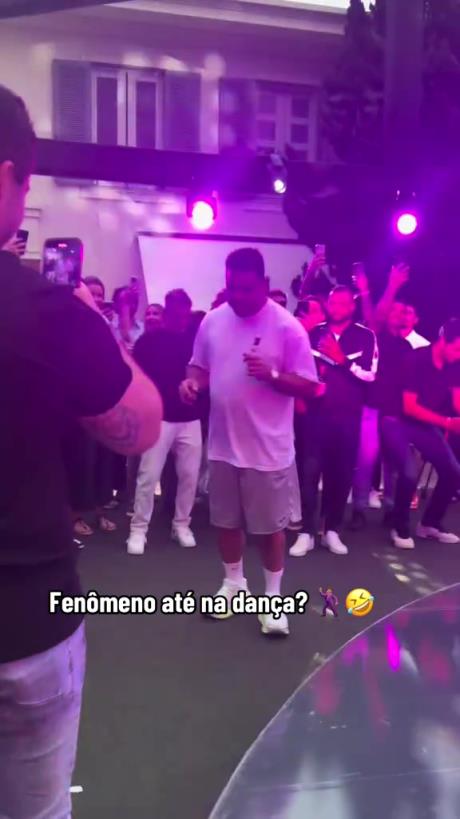 这个胖子会踢球吗？实拍：大罗在众人面前秀了一段桑巴舞步