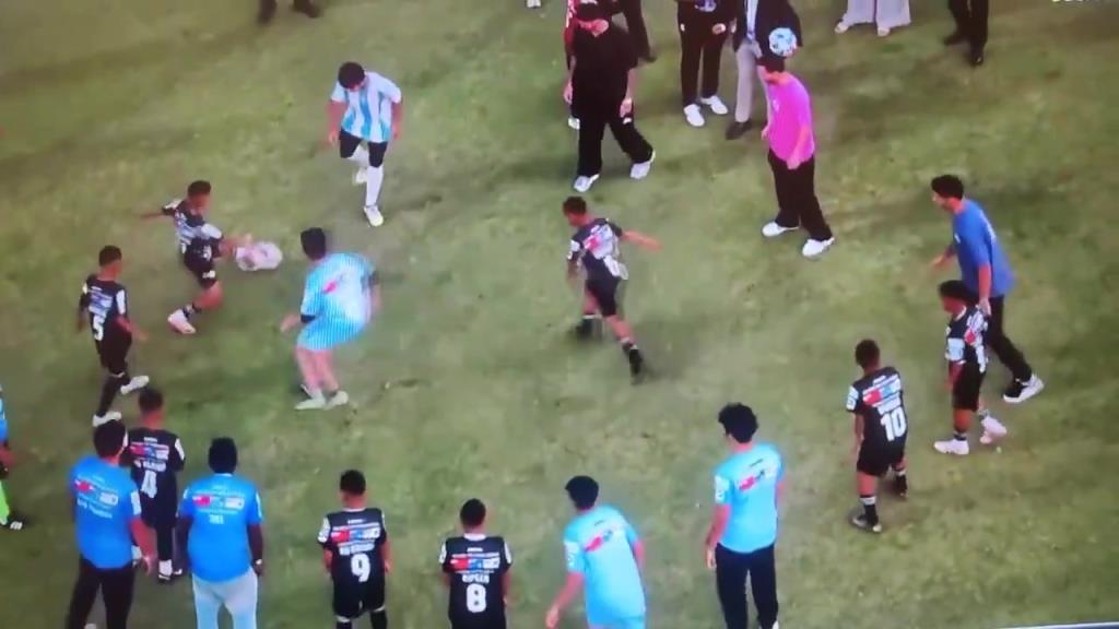 小朋友们是想梅西在丢球后到中路抢球嘛差点给梅西乐坏了