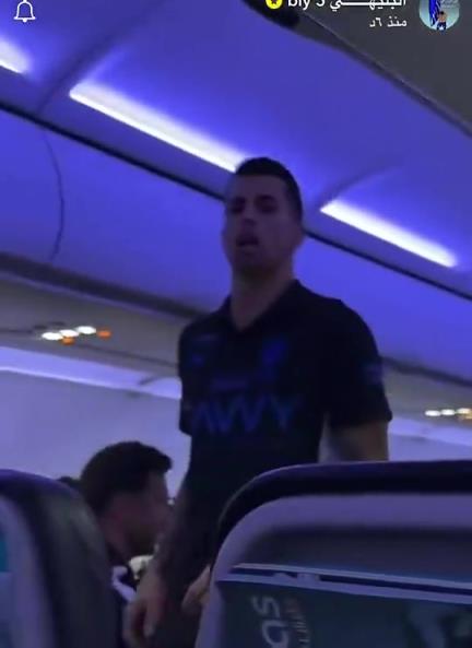 坎塞洛打掉队友手机并调侃：你要是来这胡说八道，我就把你轰出去